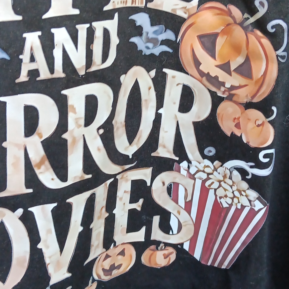 🆕️MENS XXL "I RUN ON COFFEE & HORROR MOVIES" GRAPHIC TSHIRT - Picture 11 of 13